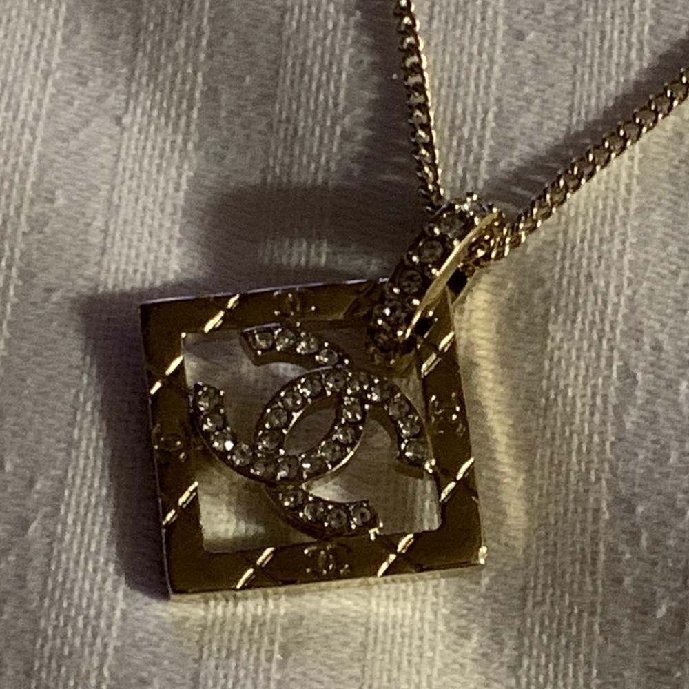 Absolutely stunning brand new champagne authentic Chanel necklace with cc logo❤️